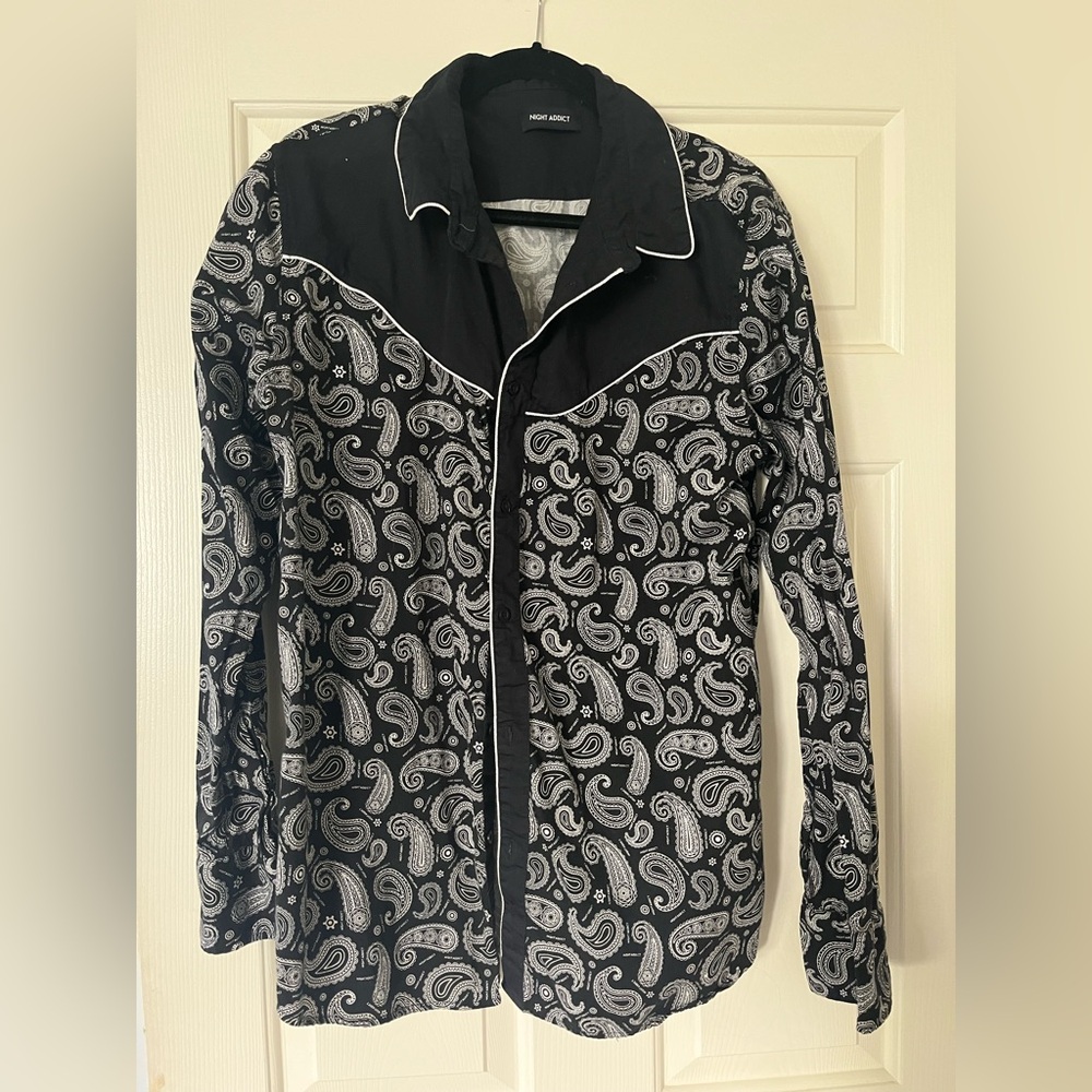 NWOT 100% Cotton Black Paisley Button-Up Shirt